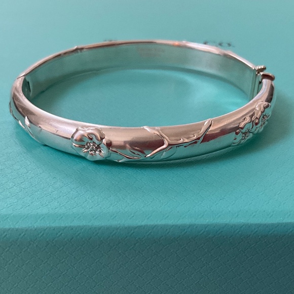 TIFFANY & CO. Vintage Nature Rose Silver (925) Hinged Bangle Bracelet - Picture 4 of 16